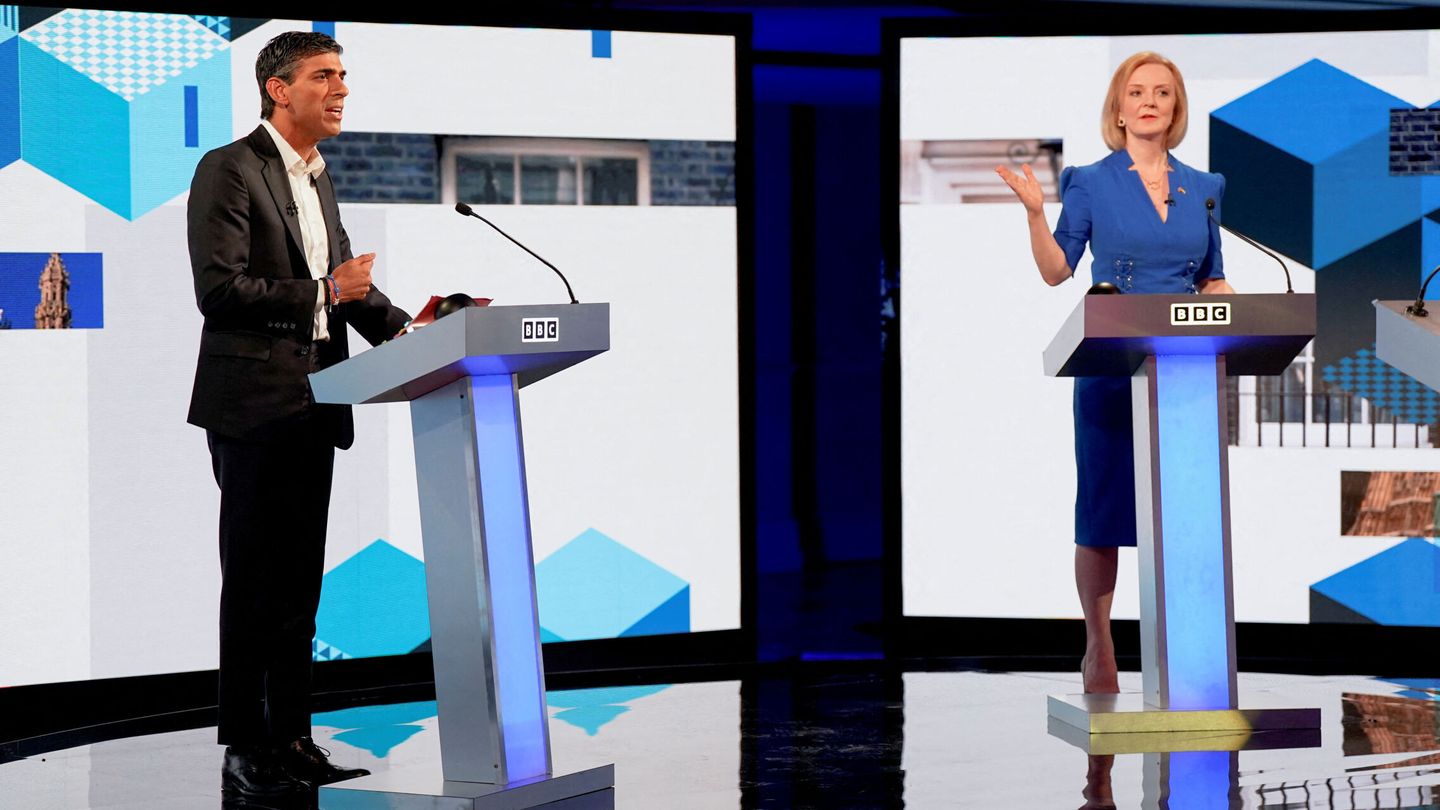 Rishi Sunak y Liz Truss, durante un debate. (Reuters/Jacob King)