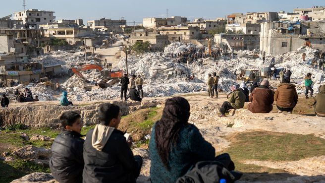 Foto de Rescatistas buscan supervivientes en Idlib