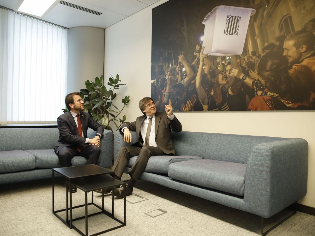 Foto: El presidente de la Generalitat, Pere Aragonès, junto a Carles Puigdemont en Bruselas. (EFE/Olivier Hoslet)