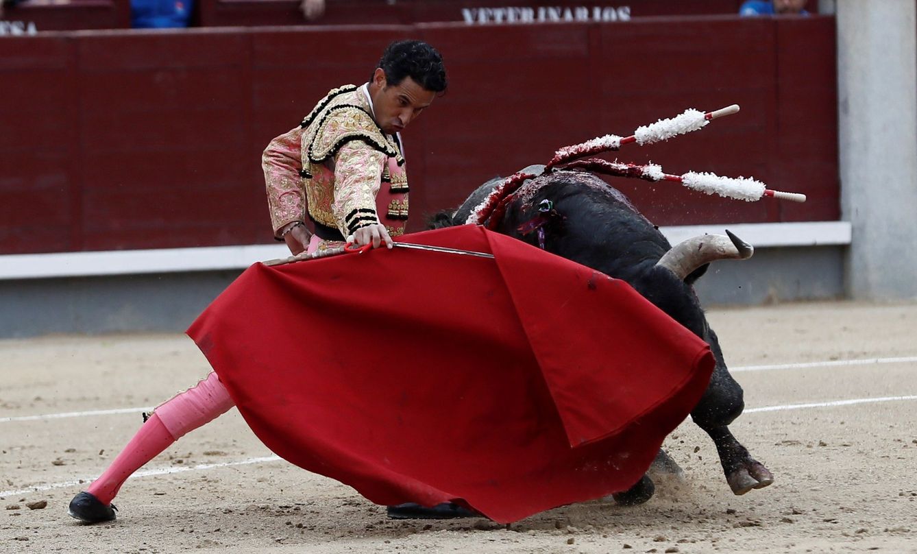 El diestro Iván Vicente da un pase a su segundo toro. (EFE)