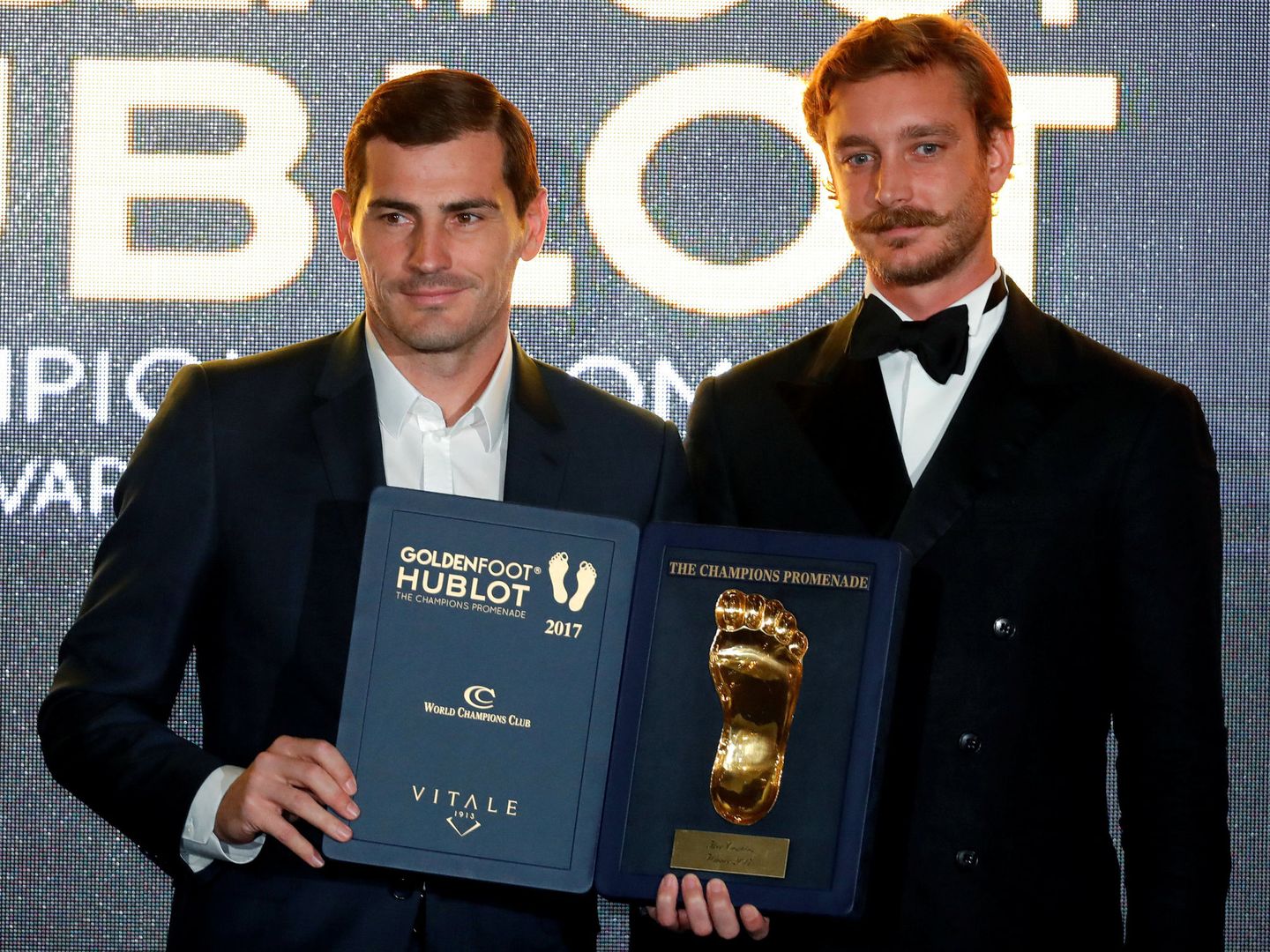 Iker Casillas, con el Golden Foot que recibió de manos de Pierre Casiraghi en Mónaco. (Reuters)