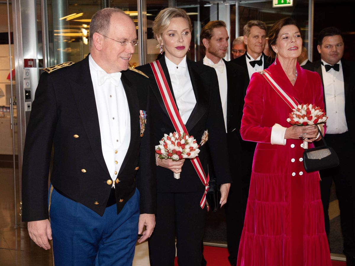 Foto: El príncipe Alberto, junto a Charlène y Carolina. (Getty)