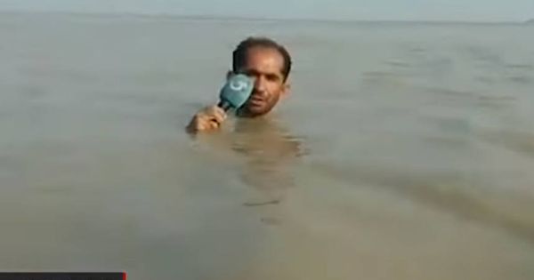 Foto: Reportero de televisión pakistaní jugándose la vida en las inundaciones. (Foto: Youtube)