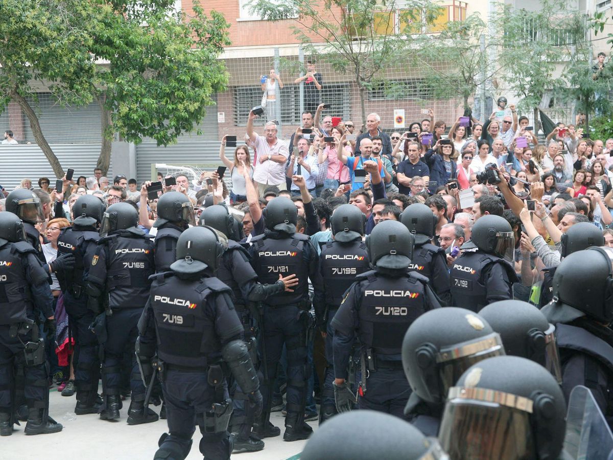 Foto: Agentes de la Policía Nacional forman un cordón policial en el IES Tarragona. (EFE)