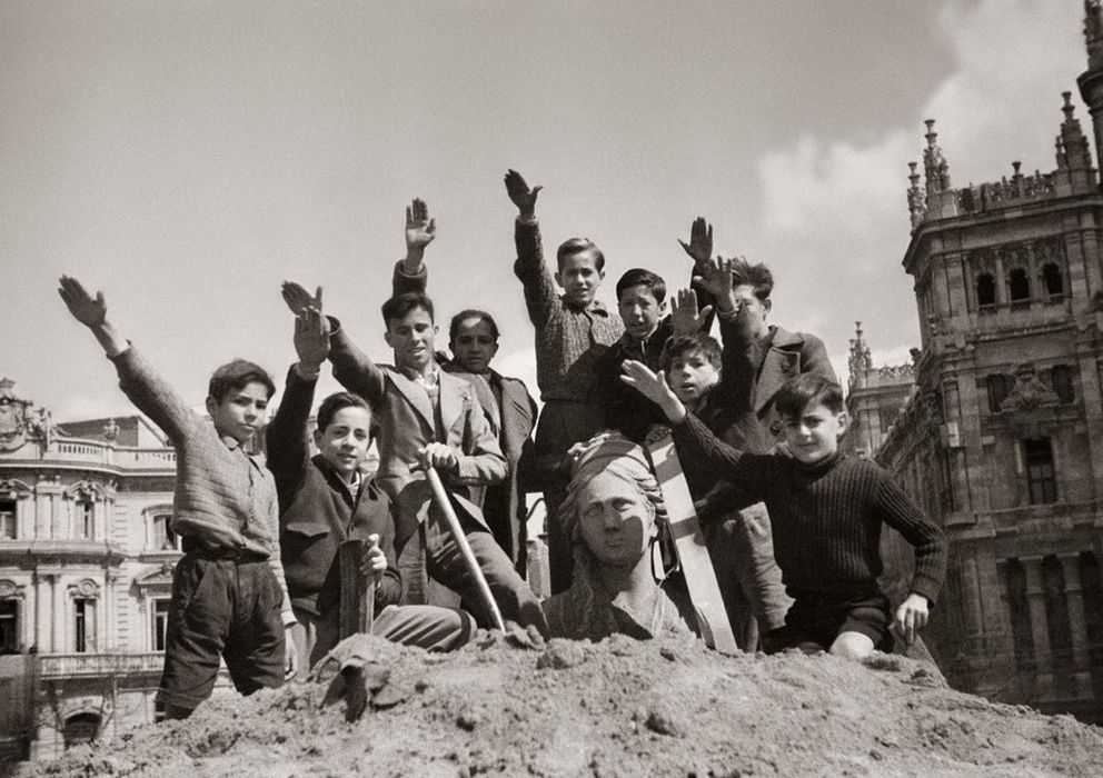 Foto: La mítica fotografía tomada por Santos Yubero, hoy hace 75 años, en la Cibeles. (Archivo Santos Yubero/CAM)