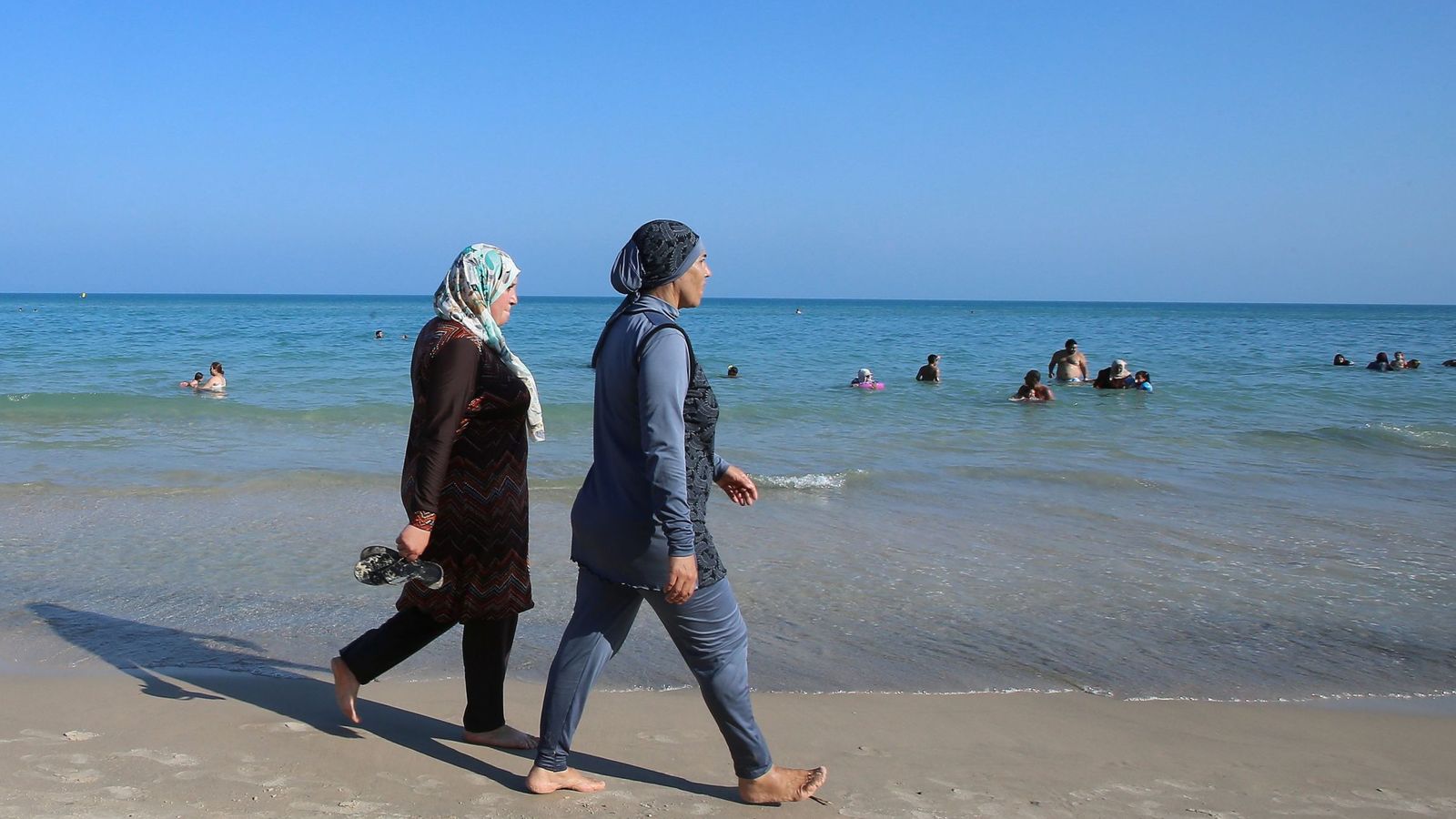 Foto: Dos tunecinas pasean por la playa de Bizerte, en Túnez, en agosto de 2016 (Reuters). 