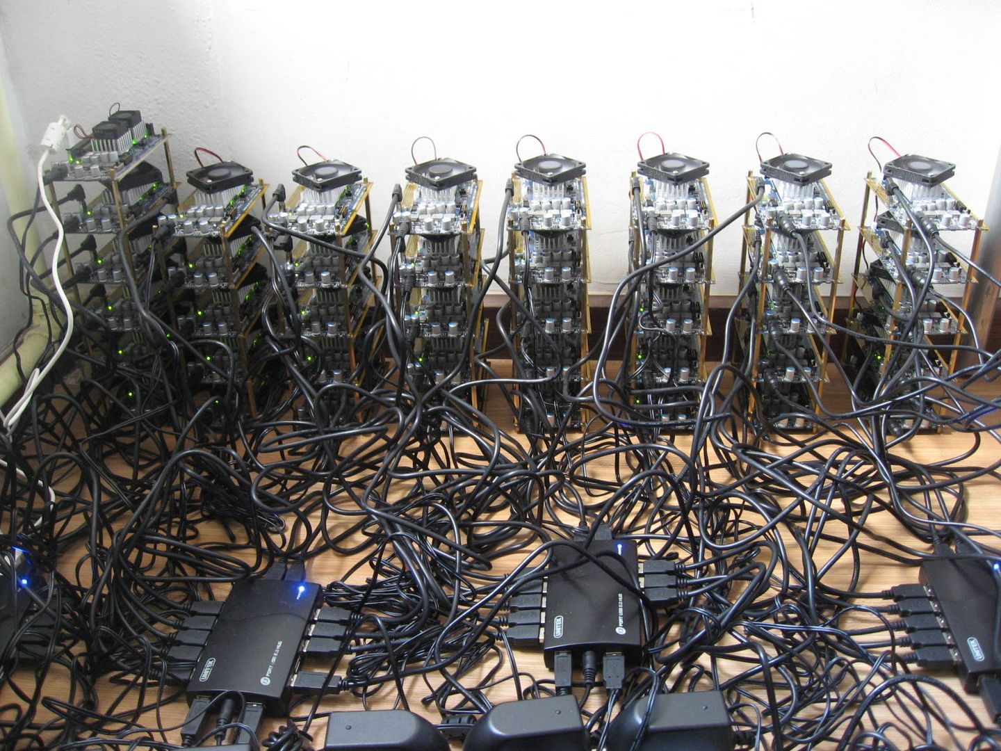  Equipos de usuario minando Bitcoin (Fuente: Xiangfu/Wikimedia)