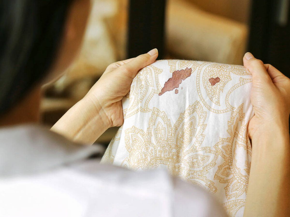 Foto: Los mejores trucos y productos para quitar manchas de sangre de la ropa (iStock)