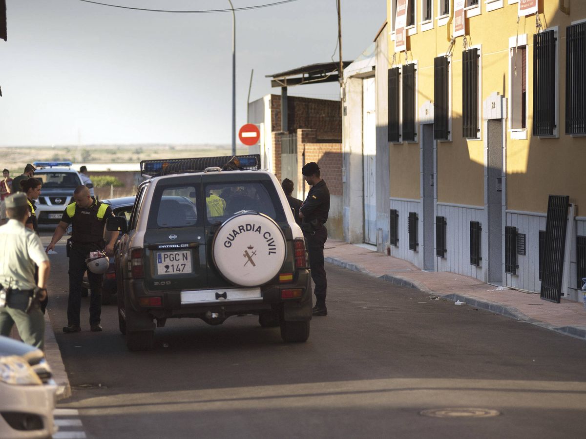 Foto: Un coche de la Guardia Civil en una calle de Fuensalida. (EFE/Ismael Herrero)