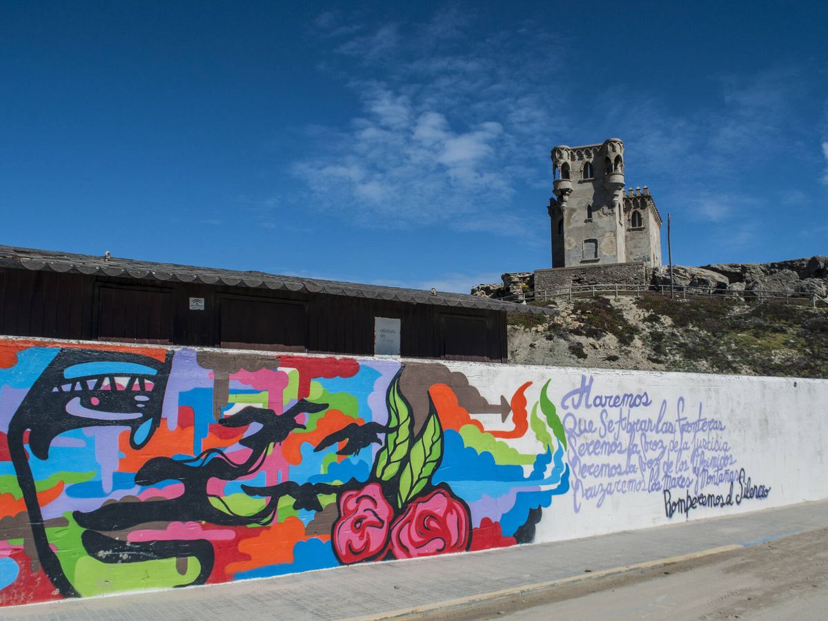 Foto: Un muro con un poema en Tarifa, y el castillo de Santa Catalina al fondo. (iStock)