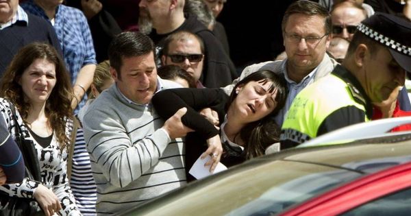 Foto: La madre de la menor cuyo cadáver fue encontrado junto al de su padre en Almonte, tras el funeral. (EFE)