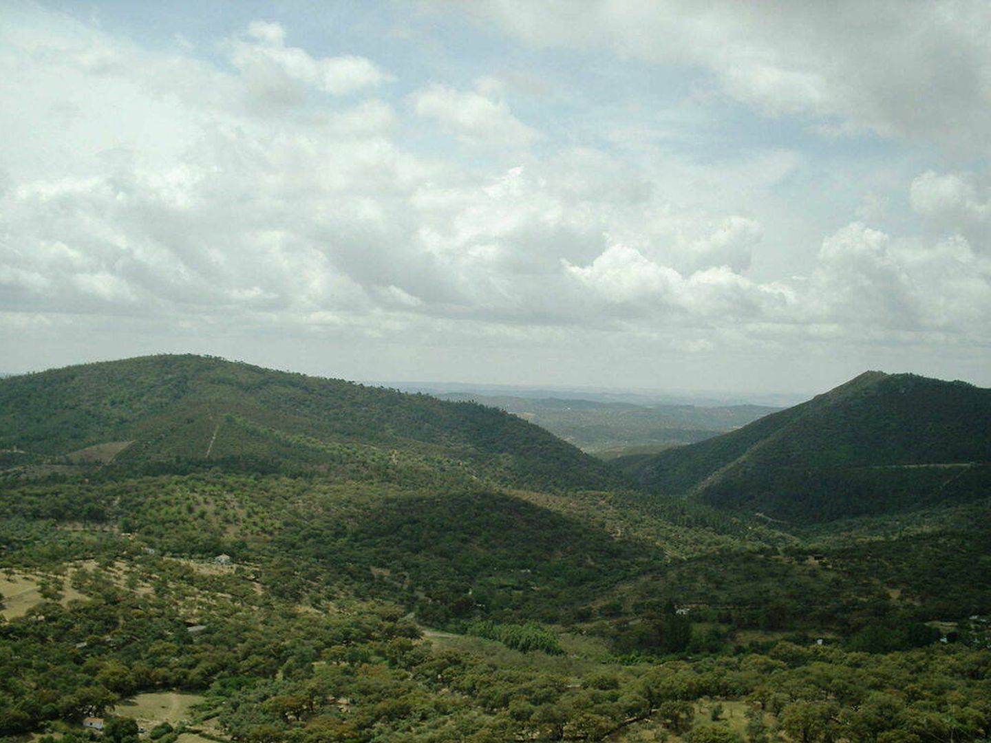 Paisaje de la Sierra de Aracena, que forma parte de Sierra Morena. (Wikimedia Commons)