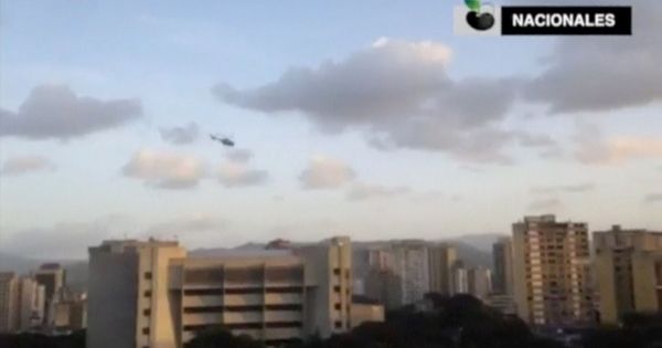 Foto: Captura de pantalla de un video en el que se ve el ataque del helicóptero contra el Tribunal Supremo, el 27 de junio de 2017. (Reuters)
