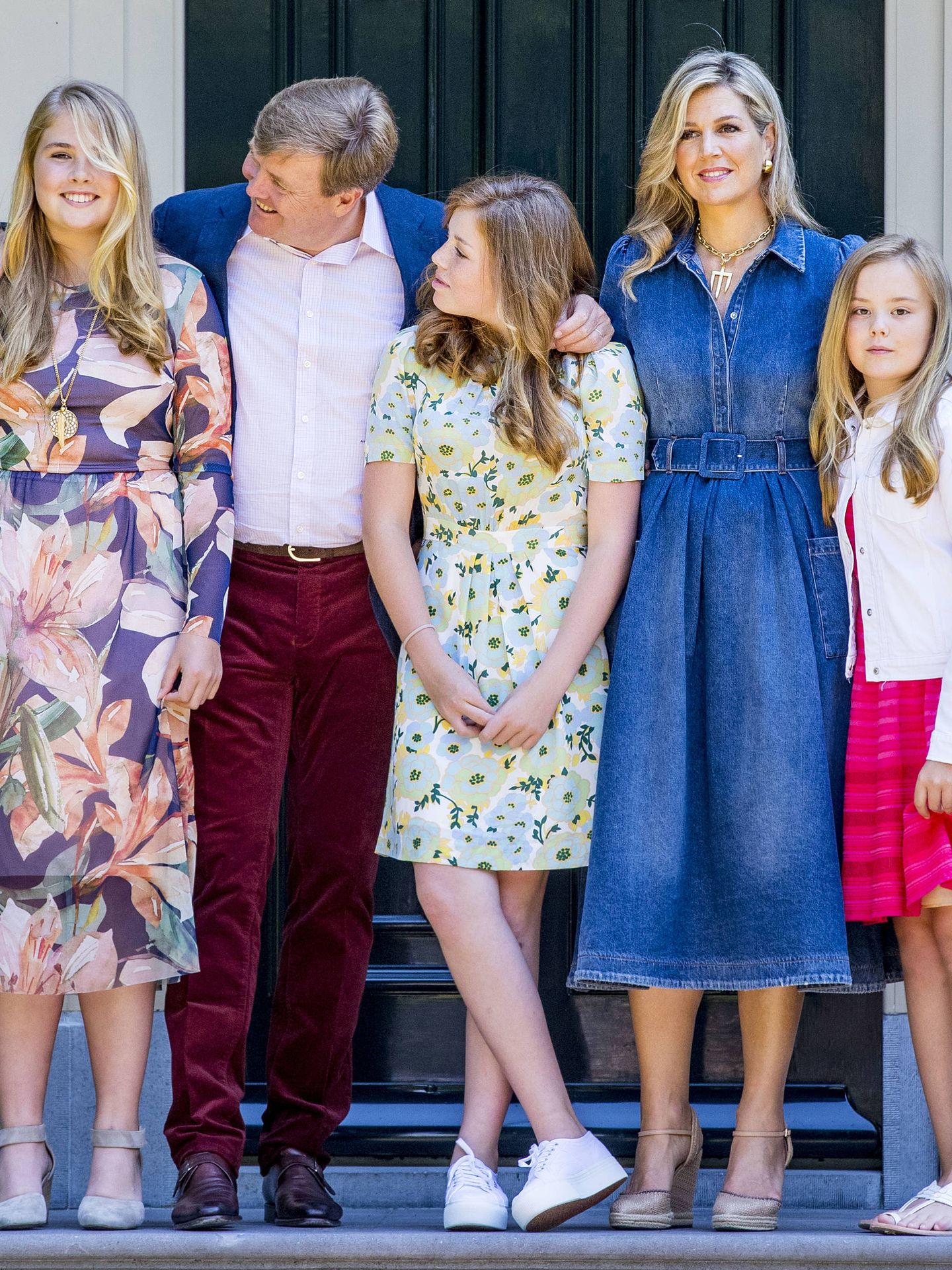 La princesa, a la izquierda, posa junto a sus padres y hermanas, Alexia y Ariane. (Getty)