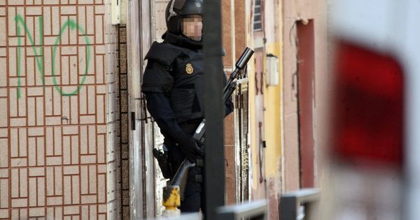 Foto: Un policía vigila uno de los accesos a la barriada de El Príncipe en una imagen de archivo. (EFE)