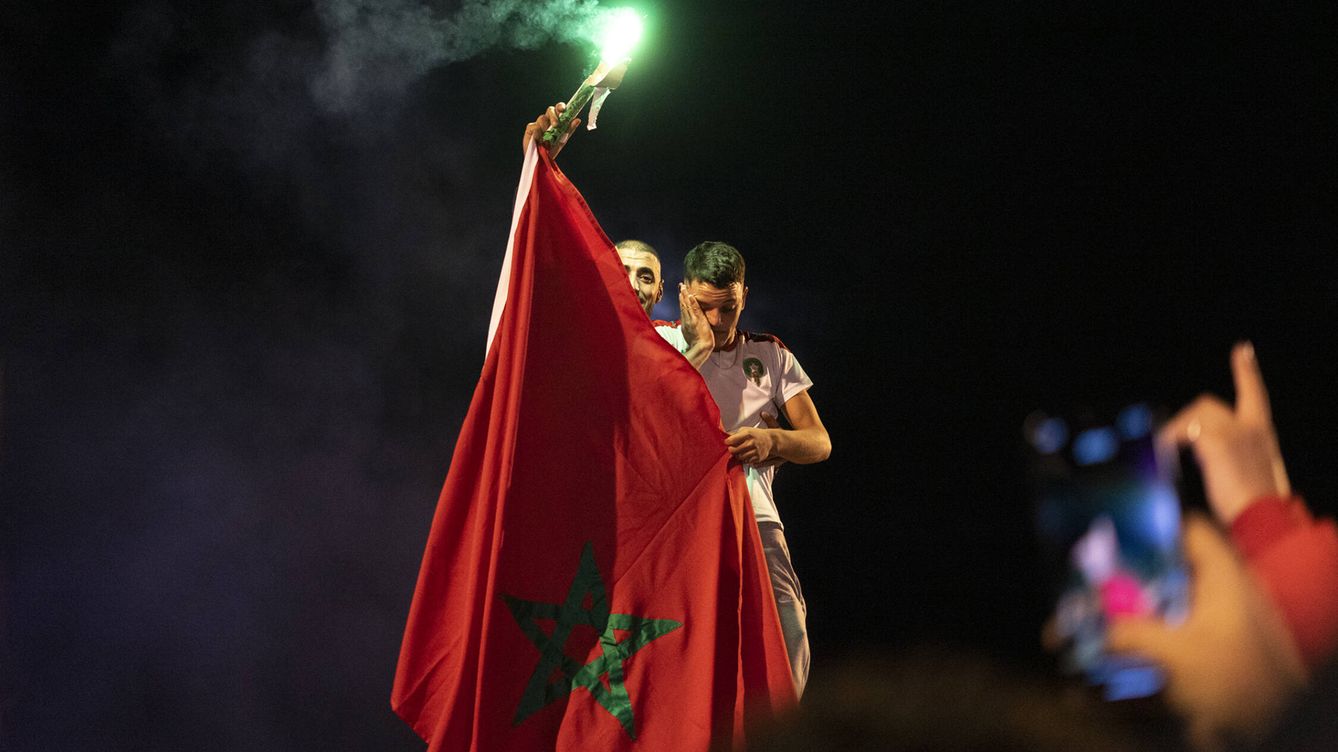 Foto: Dos aficionados marroquíes celebran la victoria de su país contra España. (Ana Beltrán)