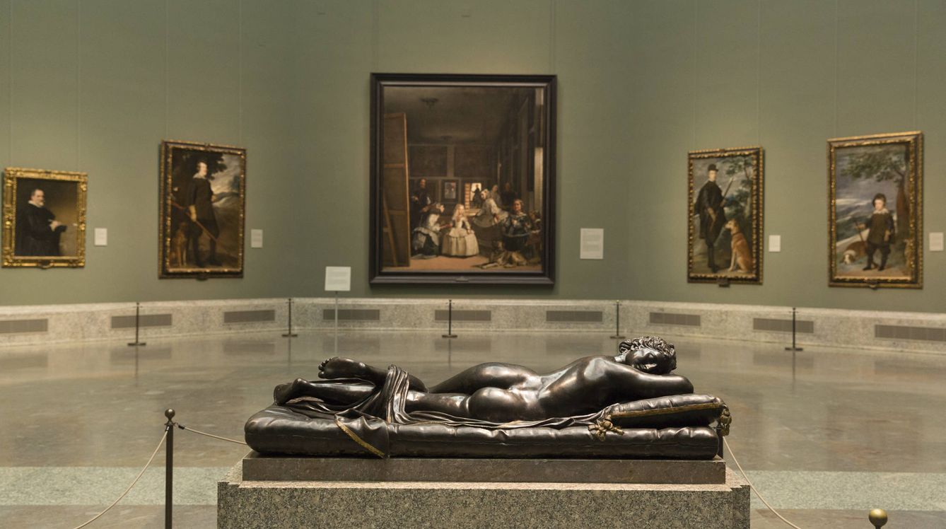 El 'Hermafrodito dormido', de Matteo Bonuccelli, frente a 'Las Meninas', de Velázquez (Museo del Prado)