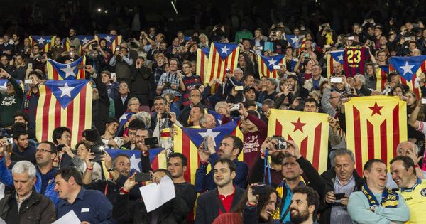Foto: Esteladas en el Camp Nou en un partido de Champions (EFE)