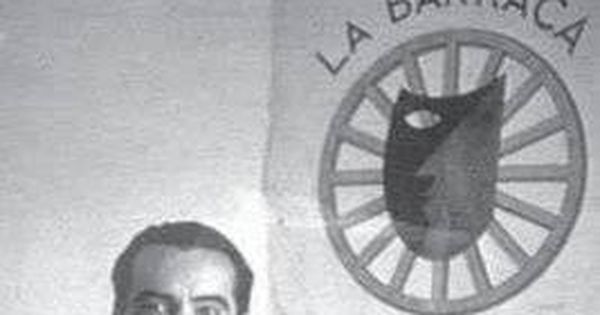 Foto: Federico García Lorca con un cartel de La Barraca