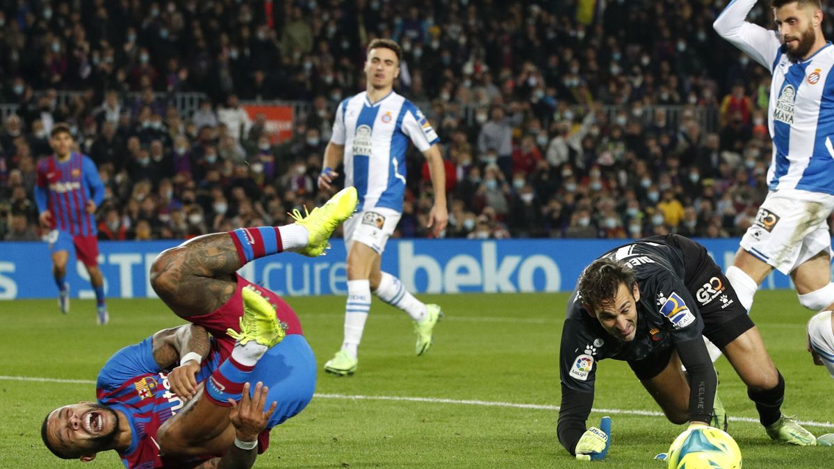 Un polémico penalti sobre Depay salva el debut de Xavi contra el Espanyol (1-0)