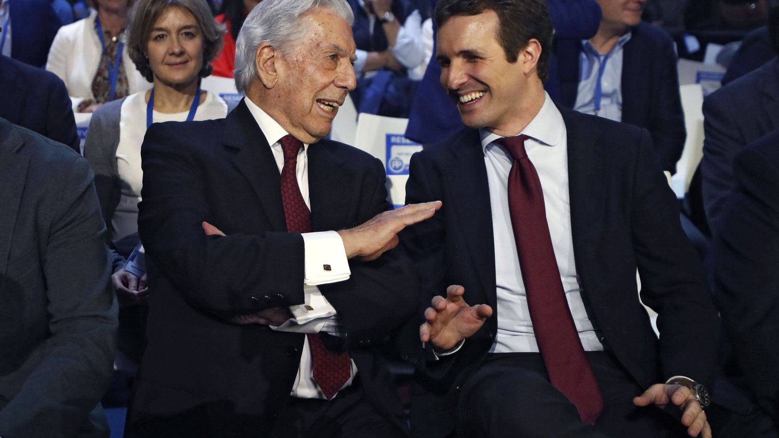 Foto: Mario Vargas Llosa y Pablo Casado en la convención nacional del PP. EFE