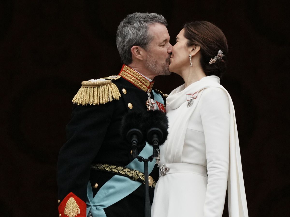 Foto: Federico X y Mary Donaldson se besan en el balcón tras la proclamación como nuevos reyes. (EFE/Thomas Traasdahl)