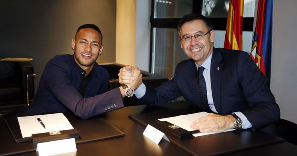 Foto: En la imagen, Neymar y Josep Maria Bartomeu. (EFE)