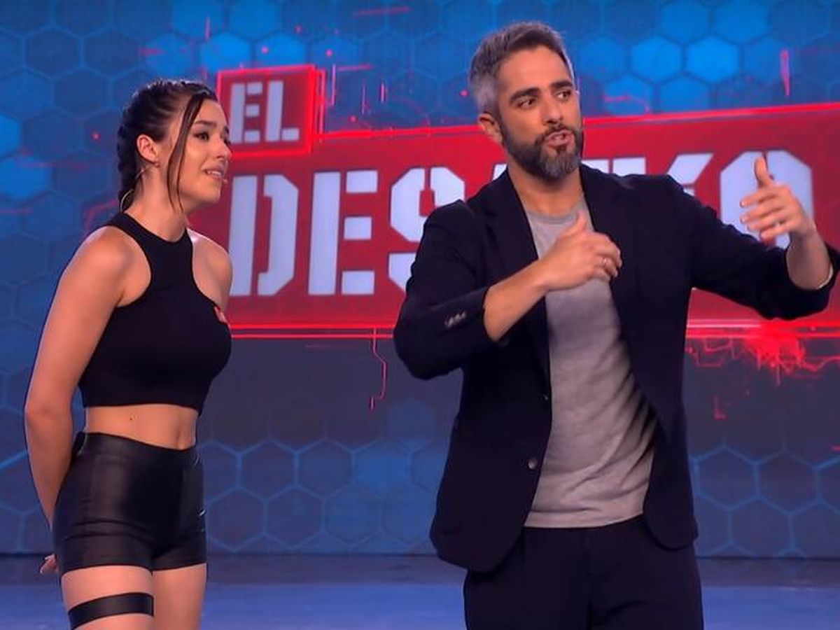 Foto: El presentador Roberto Leal junto a Marta Díaz en 'El desafío'. (Atresmedia)