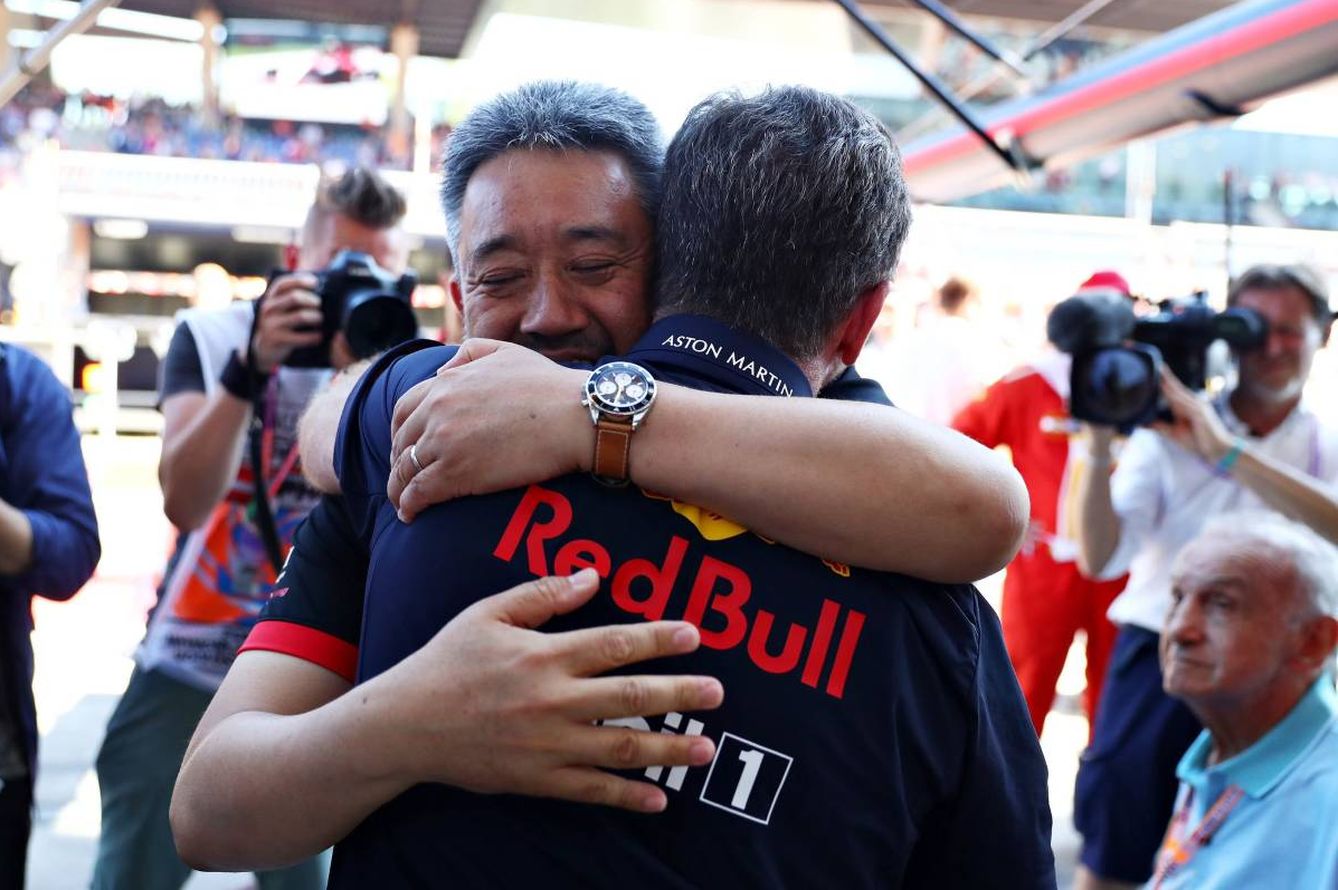 El abrazo entre Christian Horner y Mashashi Yamamoto tras la primera victoria de Honda desde su vuelta. (@HondaRacingF1)