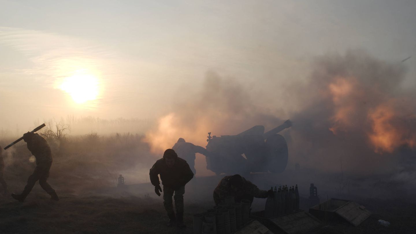 Artilleros del ejército ucraniano disparan contra posiciones de combatientes de la autoproclamada República Popular de Donetsk. (Reuters)