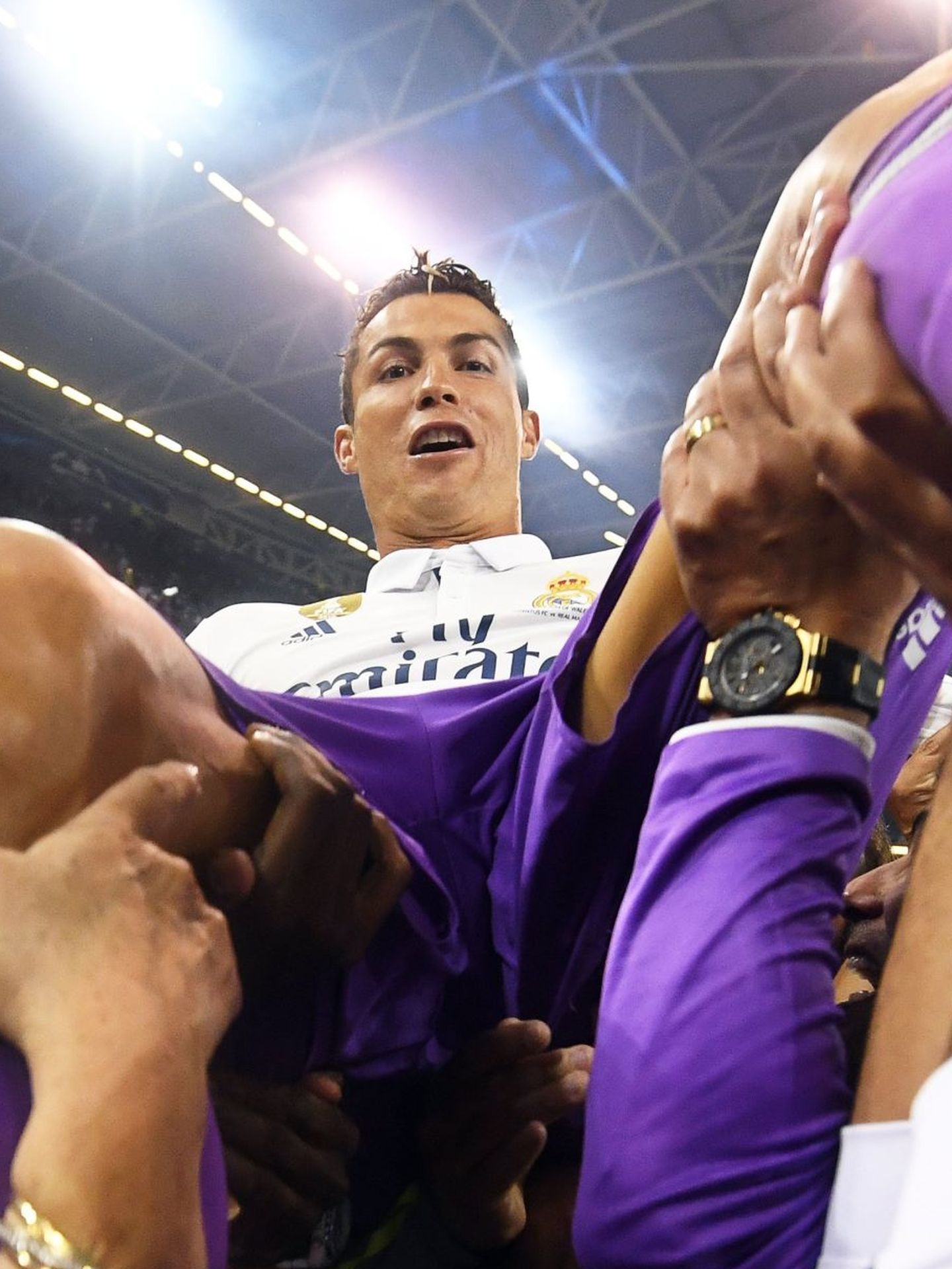 -FOTODELDIA- epa06009062 Real Madrid's Cristiano Ronaldo (C) celebrates with his teammates after the UEFA Champions League final between Juventus FC and Real Madrid at the National Stadium of Wales in Cardiff, Britain, 03 June 2017. Real Madrid won 4-1. EFE FACUNDO ARRIZABALAGA