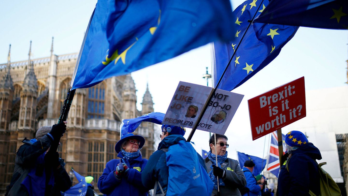 Manifestantes anti-Brexit protestan ante el Parlamento británico, en Londres. (Reuters)