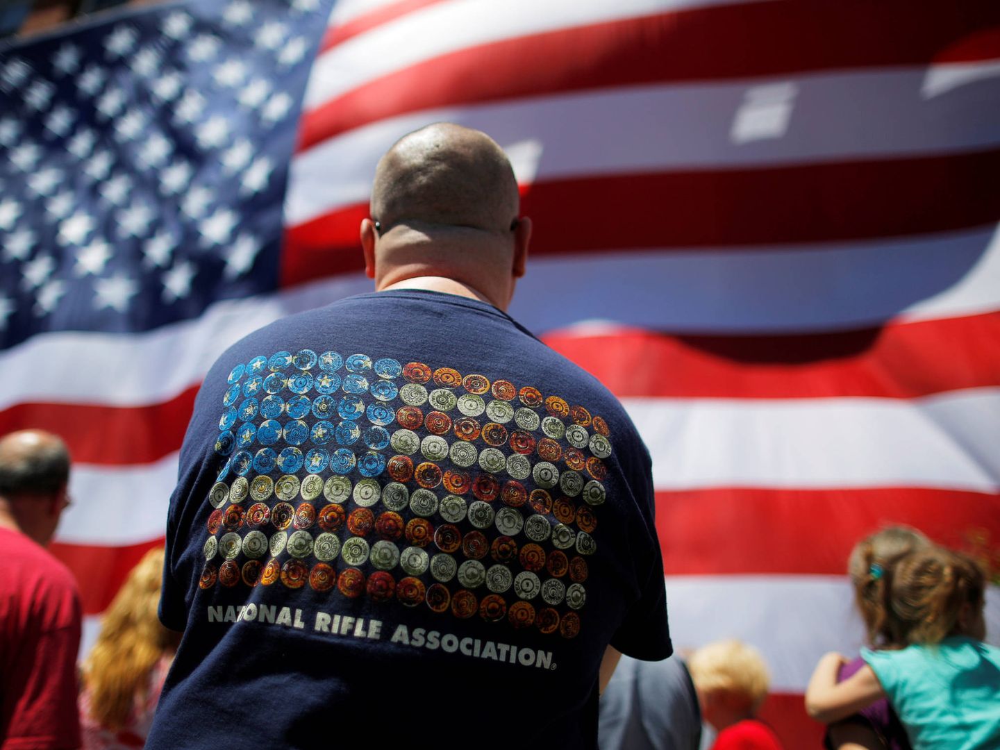 Un estadounidense con una camiseta de la NRA durante un evento en Manchester, New Hampshire. (Reuters)