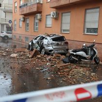 Foto: Vista de los daños materiales provocados en Armilla (Granada) por el fuerte terremoto de magnitud 5 registrado esta madrugada. (EFE/Pepe Torres)