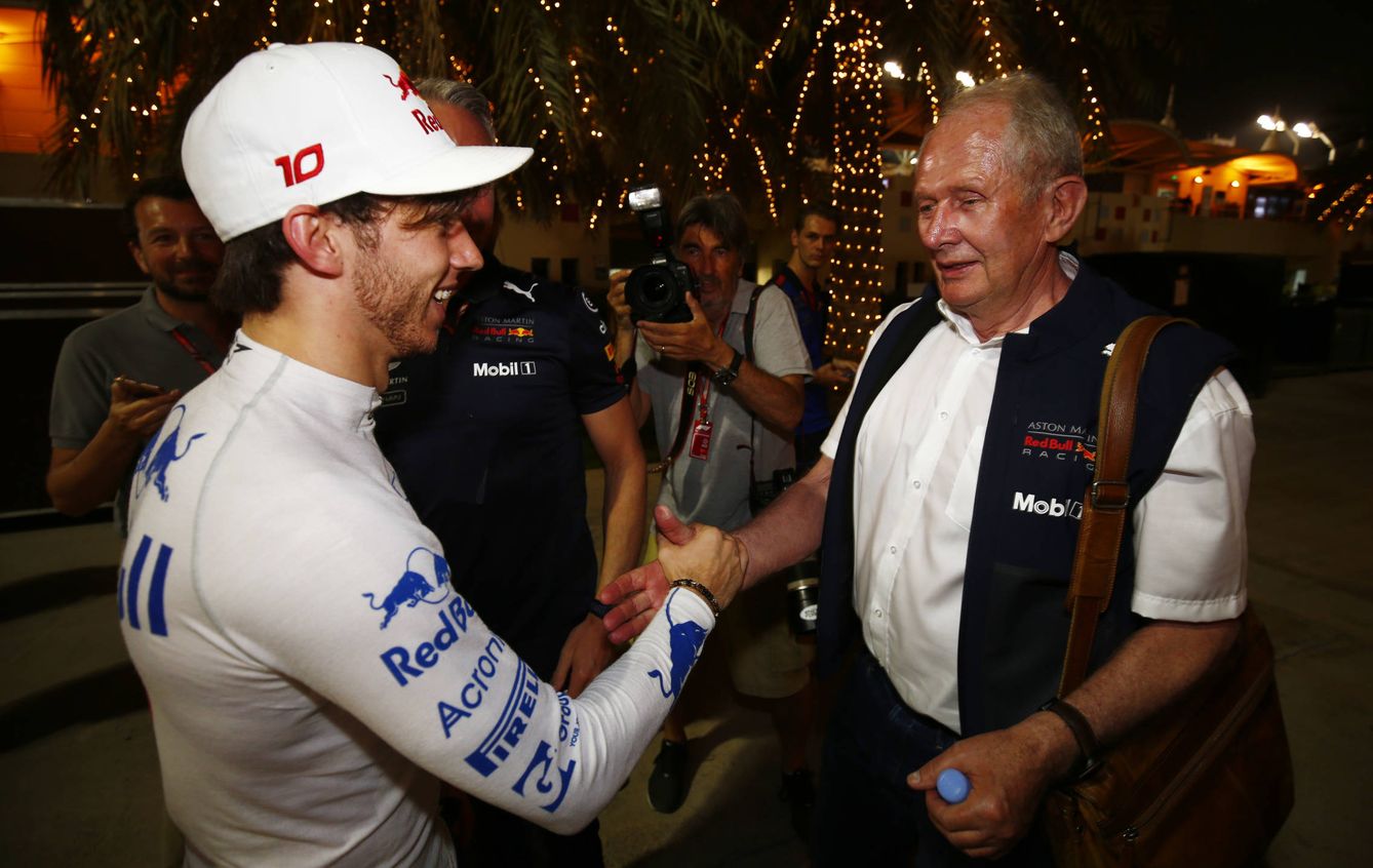 Helmut Marko, asesor de Red Bull, felicita a Pierre Gasly en Baréin. (Foto: Honda Racing F1)