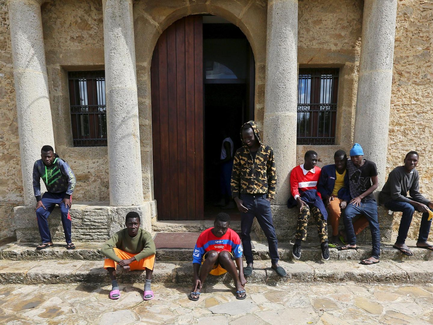 Adolescentes en un centro de internamiento de inmigrantes en Sicilia (Reuters).
