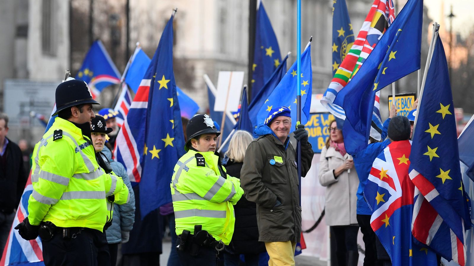 Foto: Manifestantes a favor y en contra del Brexit ante el Parlamento británico. (Reuters)
