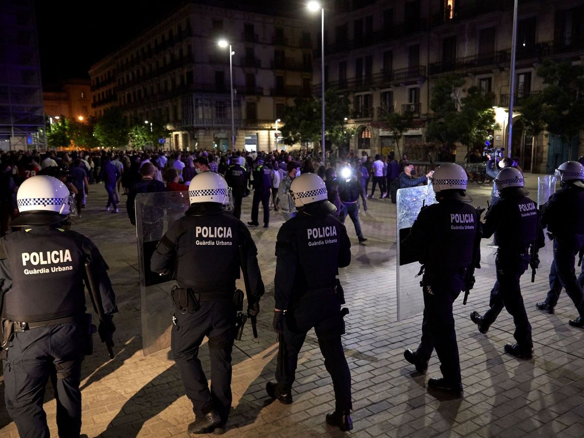 Foto: Unas 4.000 personas desalojadas de botellones en 31 puntos de Barcelona. (EFE)