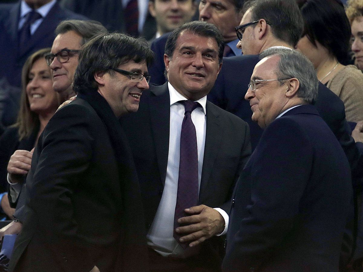 Foto: Puigdemont, Laporta y Florentino, en el palco del Camp Nou. (EFE)