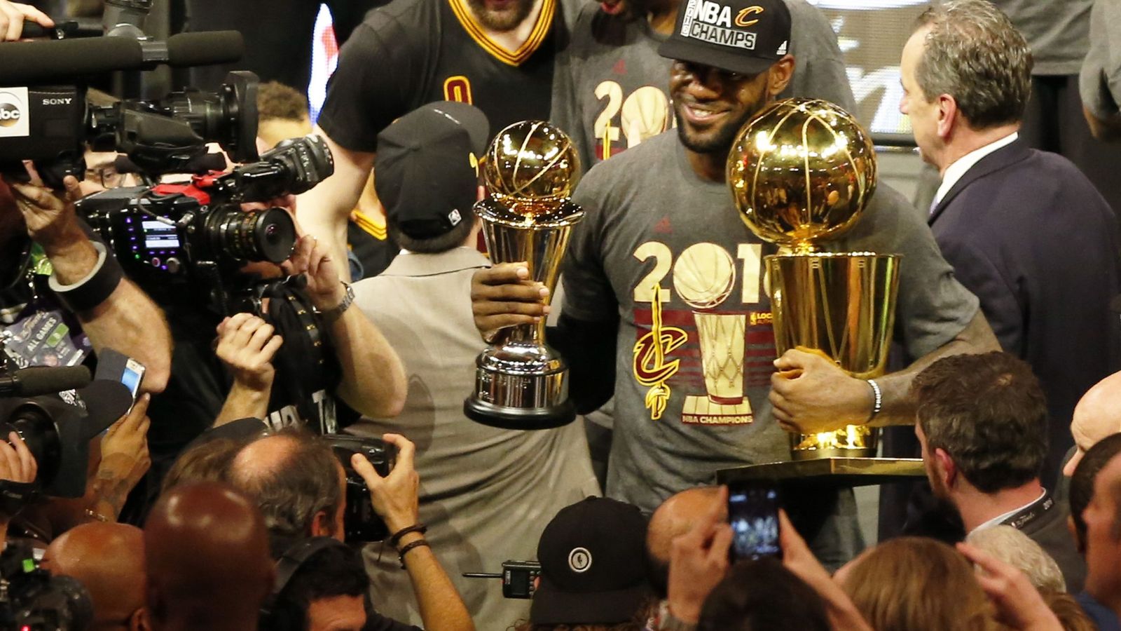 Foto: LeBron posa con el título de la NBA y el 'MVP' de la final EFE)