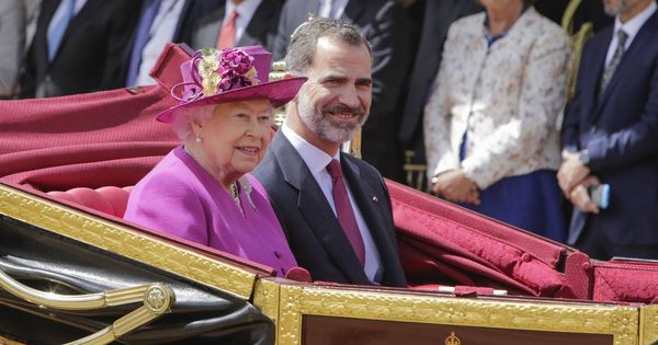 Foto: El rey Felipe junto a la reina Isabel en el carruaje de titulares camino a la recepción en el palacio de Buckingham.