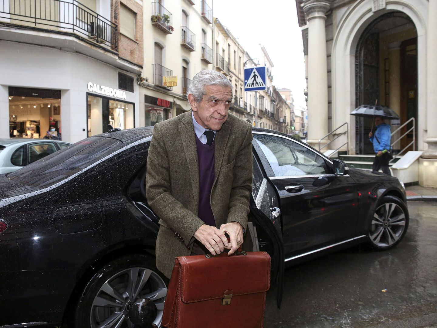 El expresidente de la Fundación Unicaja Braulio Medel, a su llegada a uno de sus últimos patronatos en marzo de 2022. (EFE/Daniel Pérez)