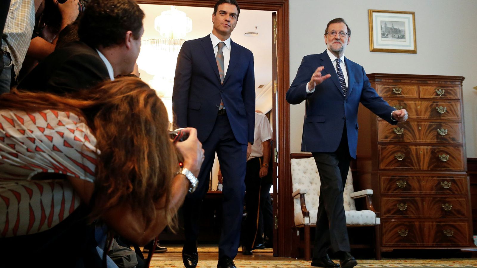 Foto: Pedro Sánchez y Mariano Rajoy, poco antes de su última reunión pública, el pasado 29 de agosto en el Congreso. (Reuters)