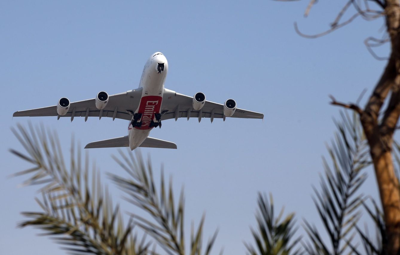 Avión Airbus A380 de Emirates Airlines despega en el Aeropuerto Internacional de Dubai 