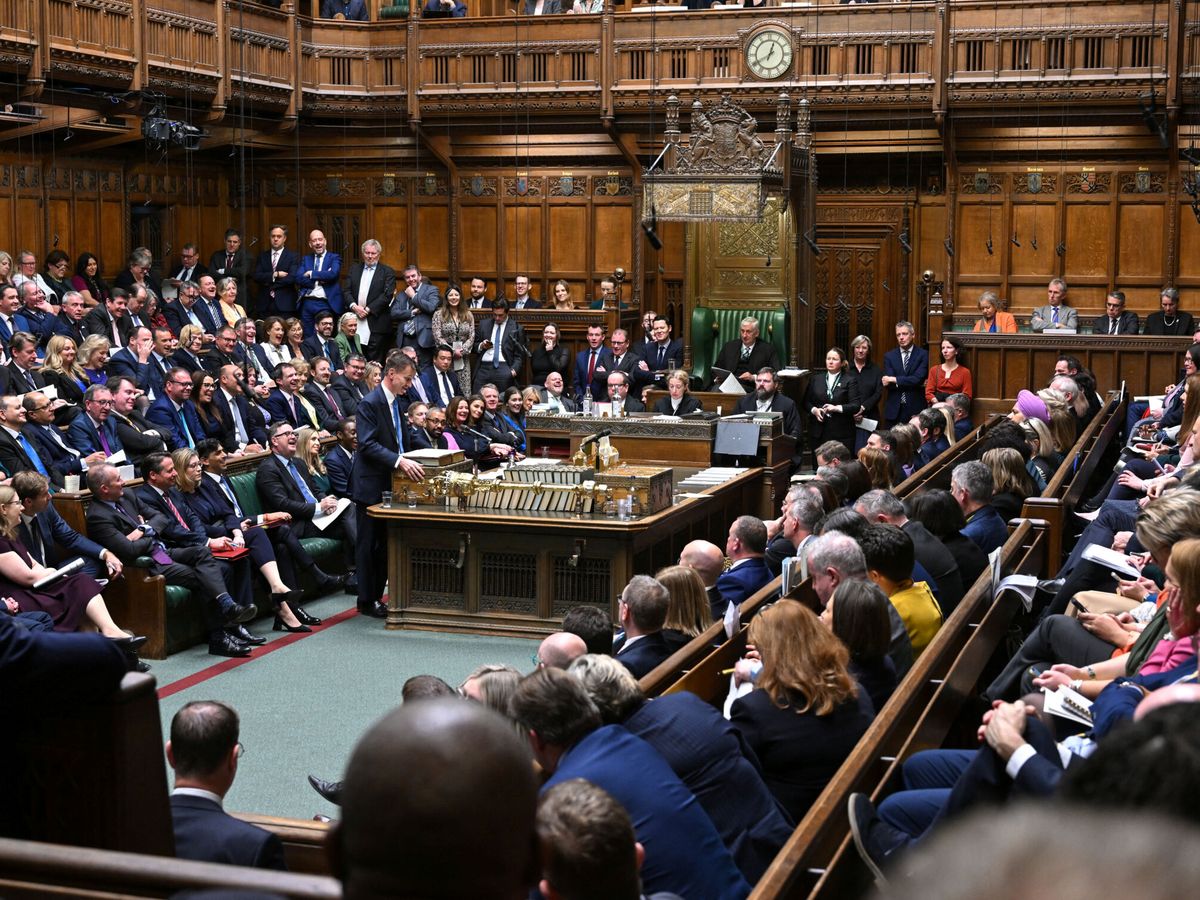 Foto: El ministro de Hacienda británico, Jeremy Hunt, pronuncia la Declaración de Otoño en la Cámara de los Comunes en Londres. (Reuters/Jessica Taylor)