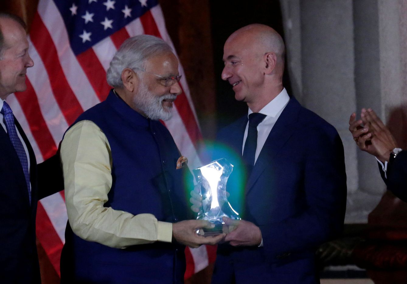 Bezos junto al primer ministro de la India Narendra Modi, en 2016. (Reuters)