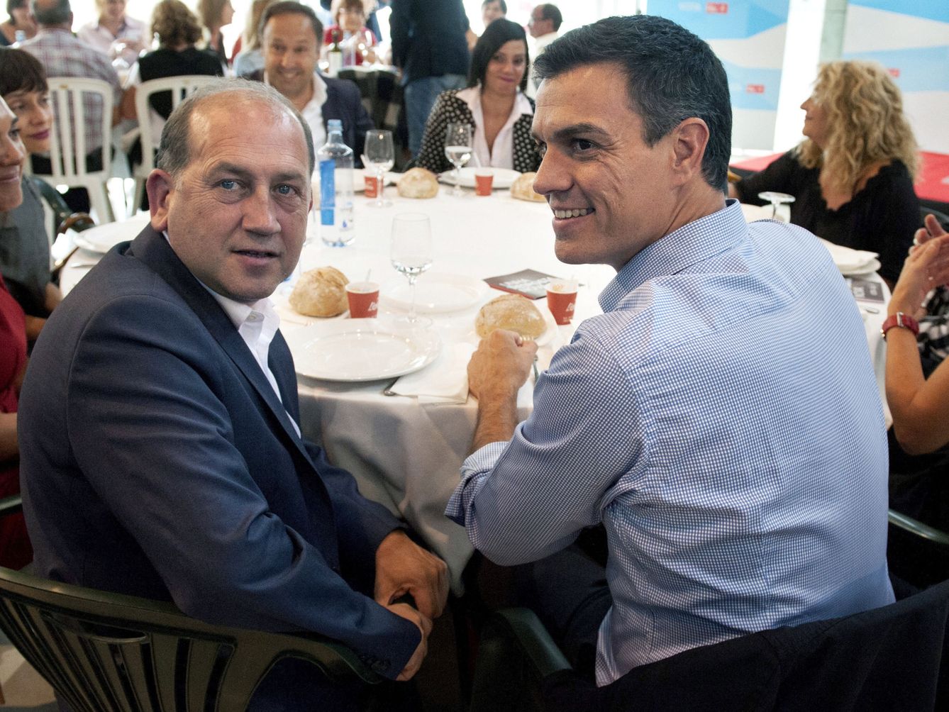 Pedro Sánchez y el candidato del PSdeG a la presidencia de la Xunta, Xoaquín Fernández Leiceaga. (EFE)