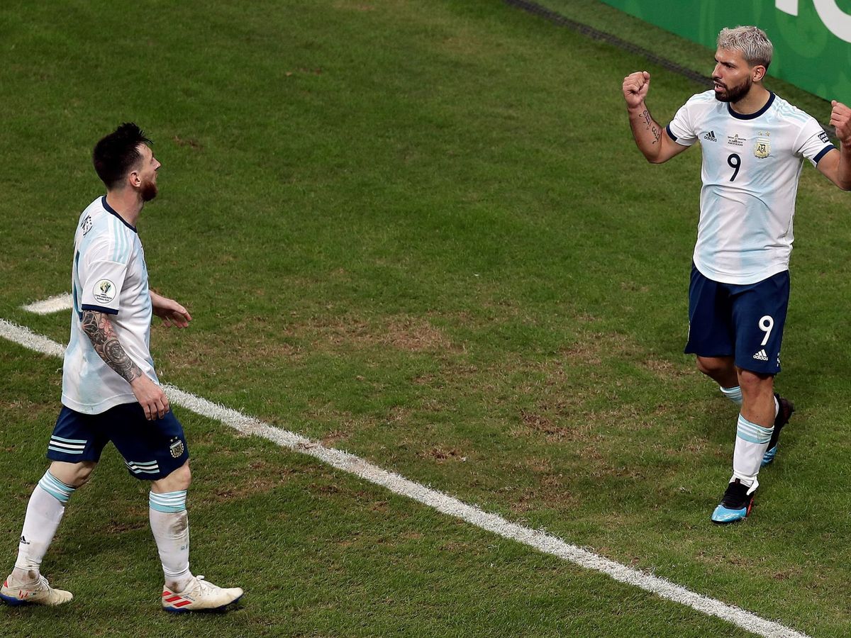 Foto: El Kun Agüero celebra un gol junto a Leo Messi con Argentina. (EFE)