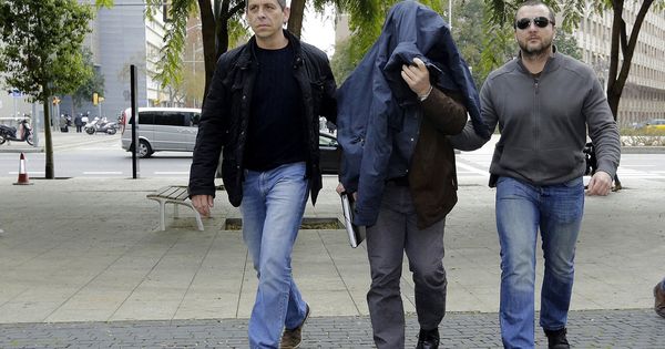 Foto: El exprofesor acusado de abusos en Barcelona llega al juzgado para declarar