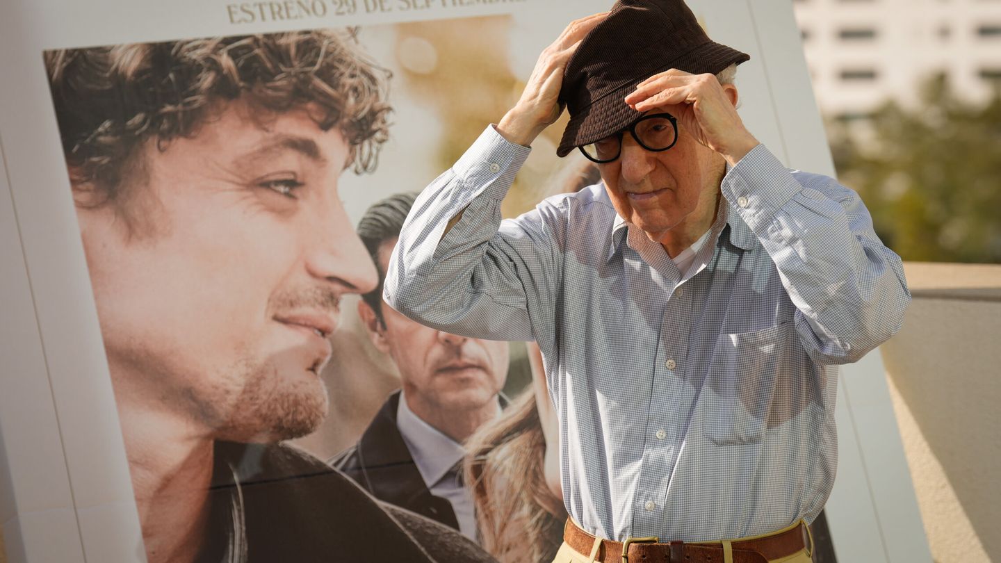 Woody Allen posa en Barcelona junto al cartel de su última película, 'Golpe de suerte'. (EFE/Enric Fontcuberta)